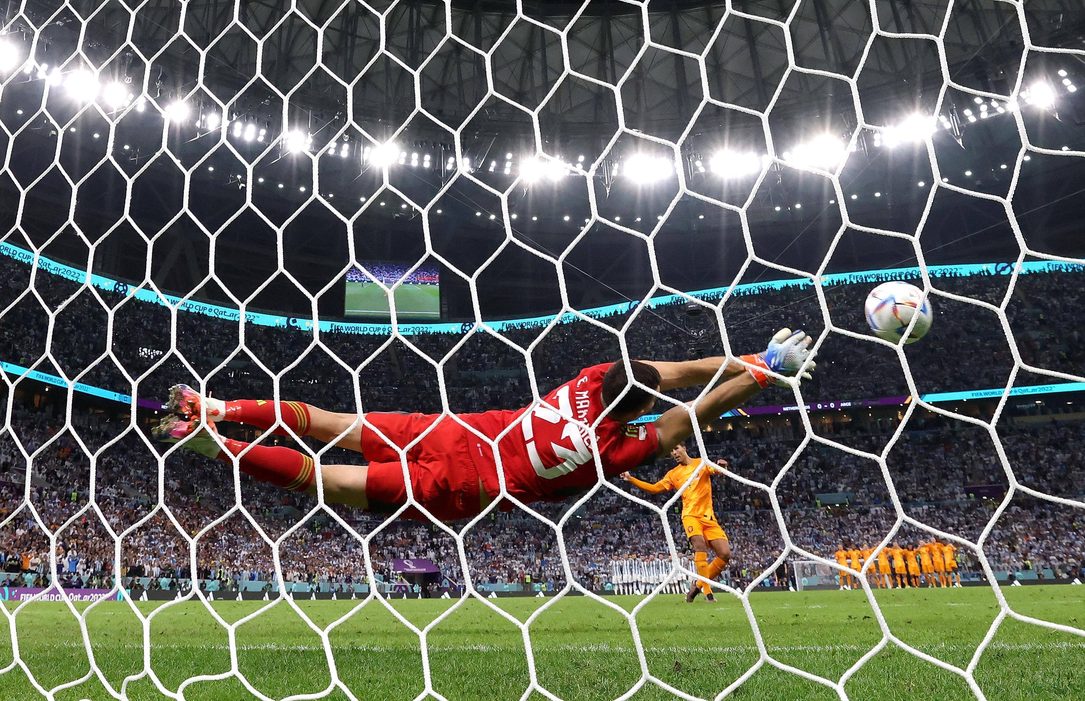 柏林赫塔队员在比赛中踢飞点球，球迷愤怒